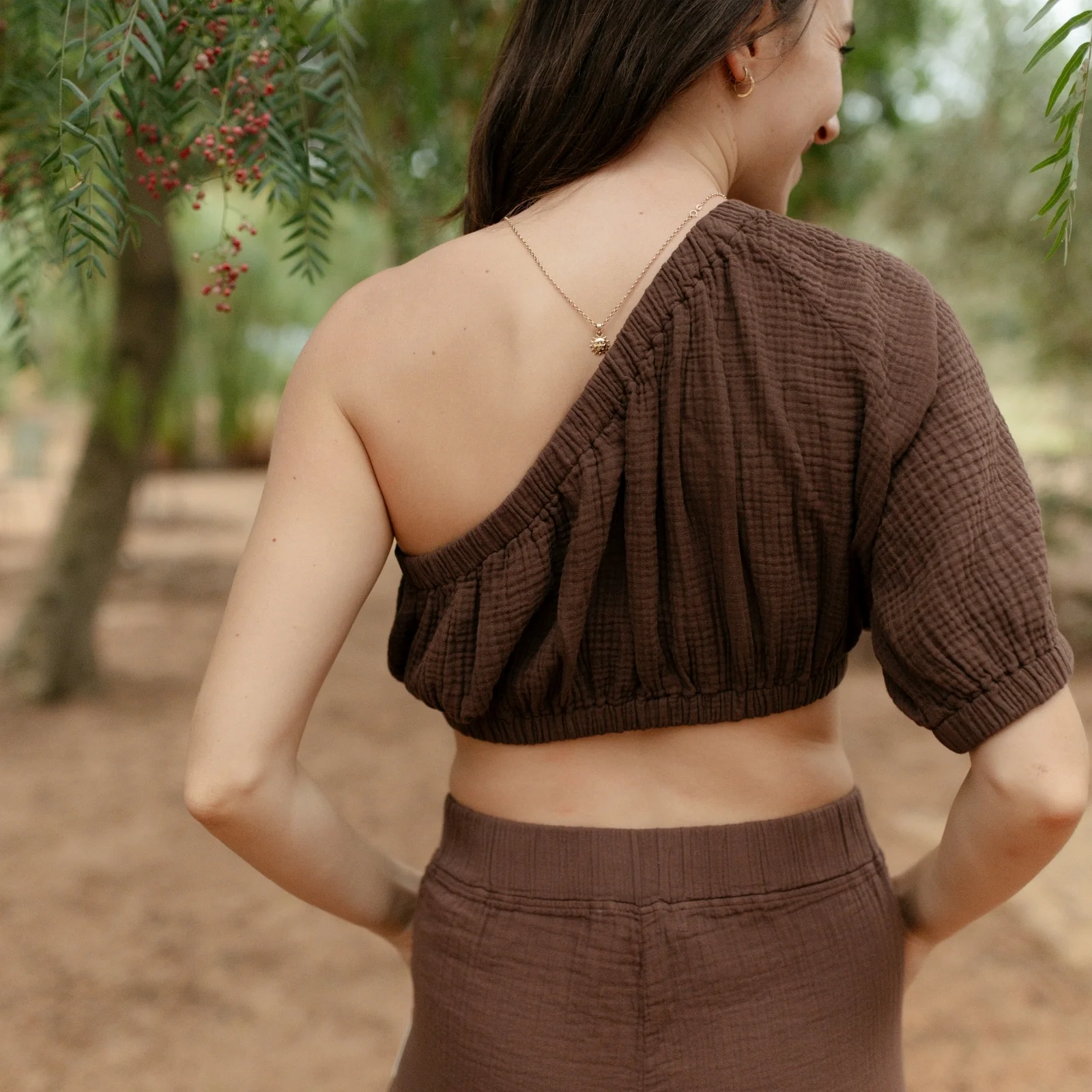 Asymmetrisches Musselin Crop Top Siv - Image 21