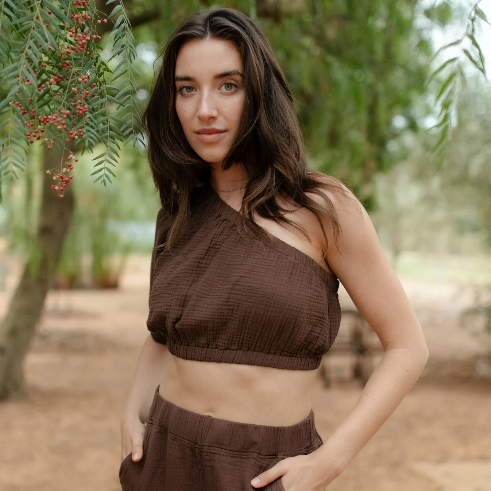 Asymmetrisches Musselin Crop Top Siv - Image 23