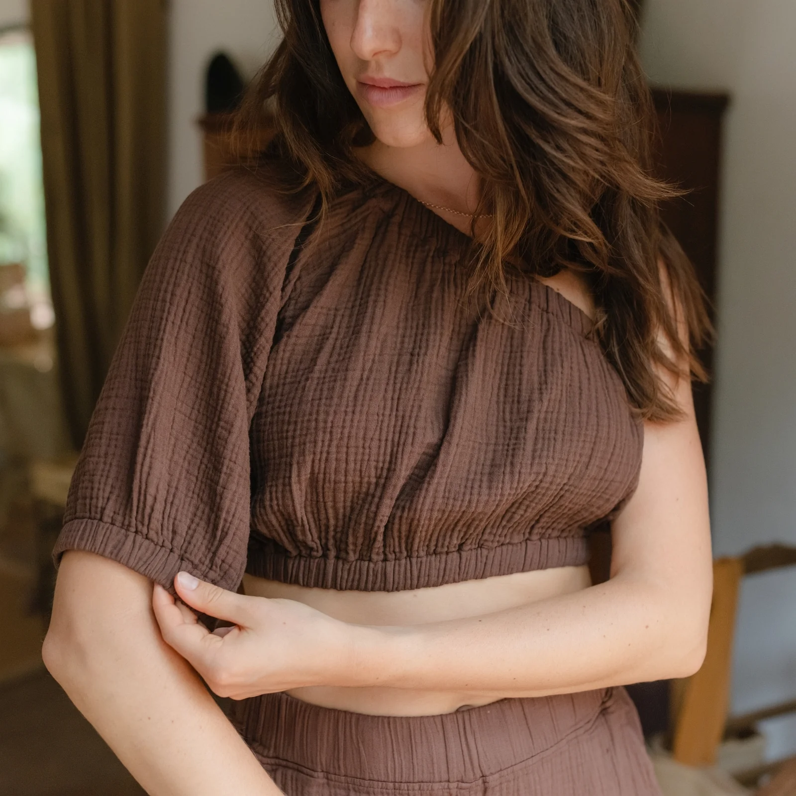 Asymmetrisches Musselin Crop Top Siv - Image 7
